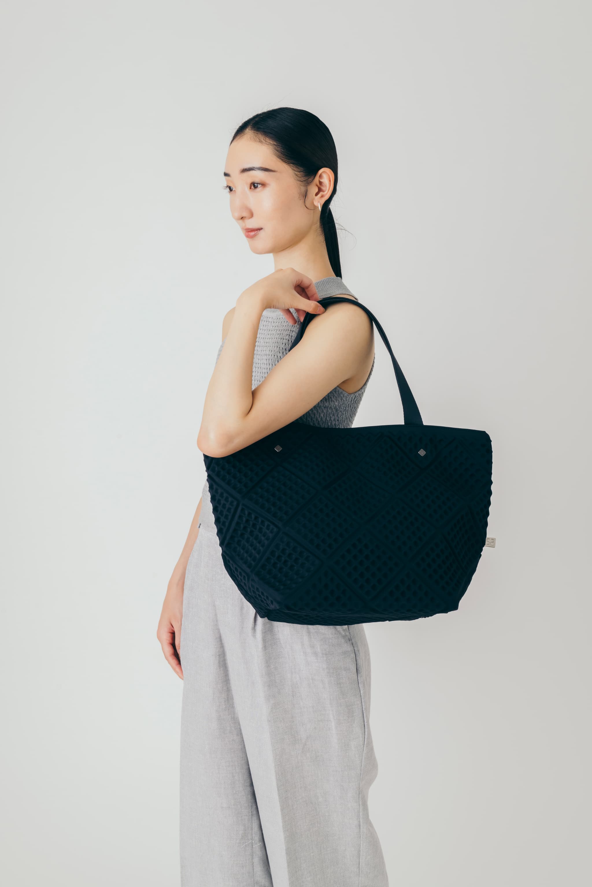 WAF-FUL TOWN TOTE (Black)