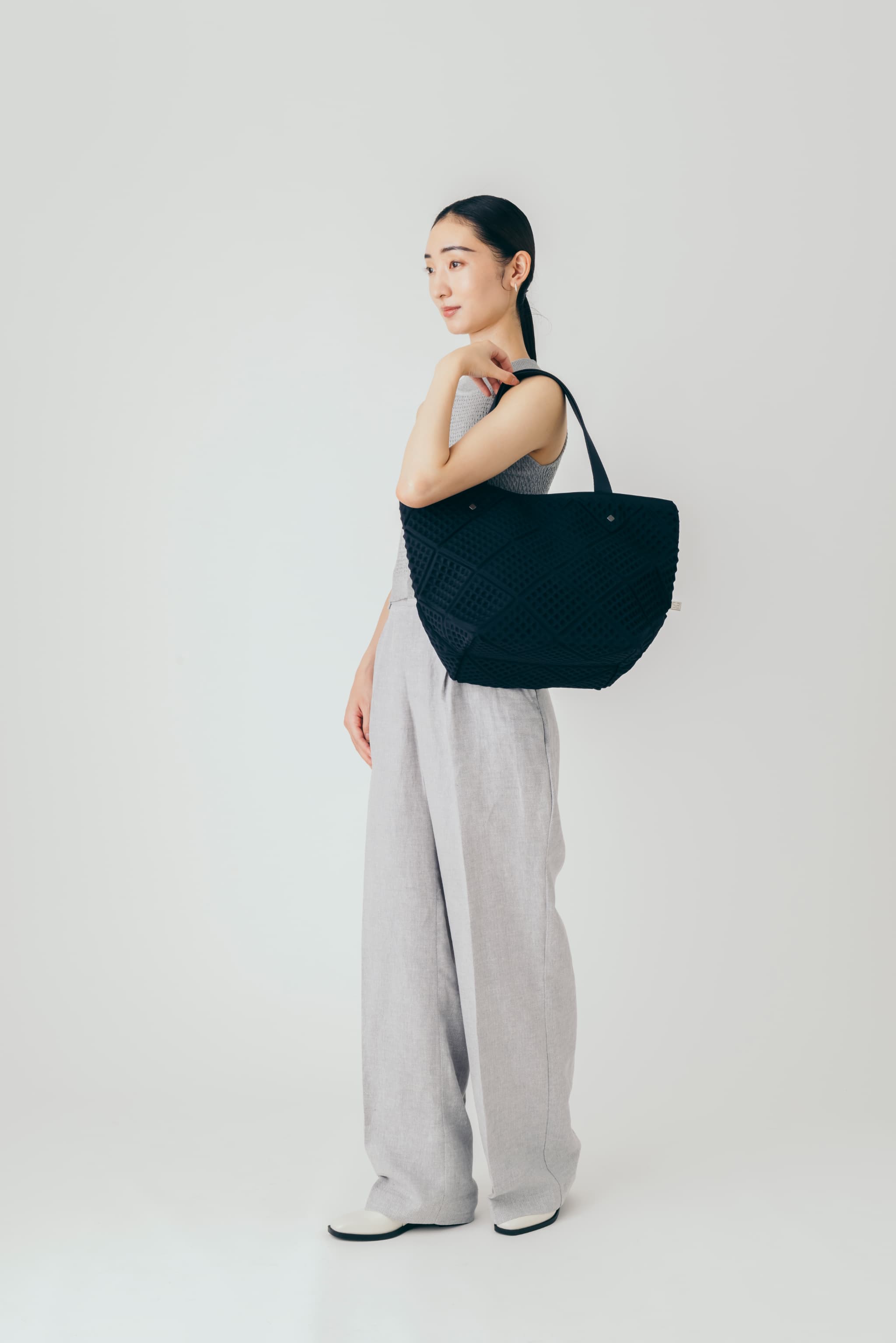 WAF-FUL TOWN TOTE (Black)